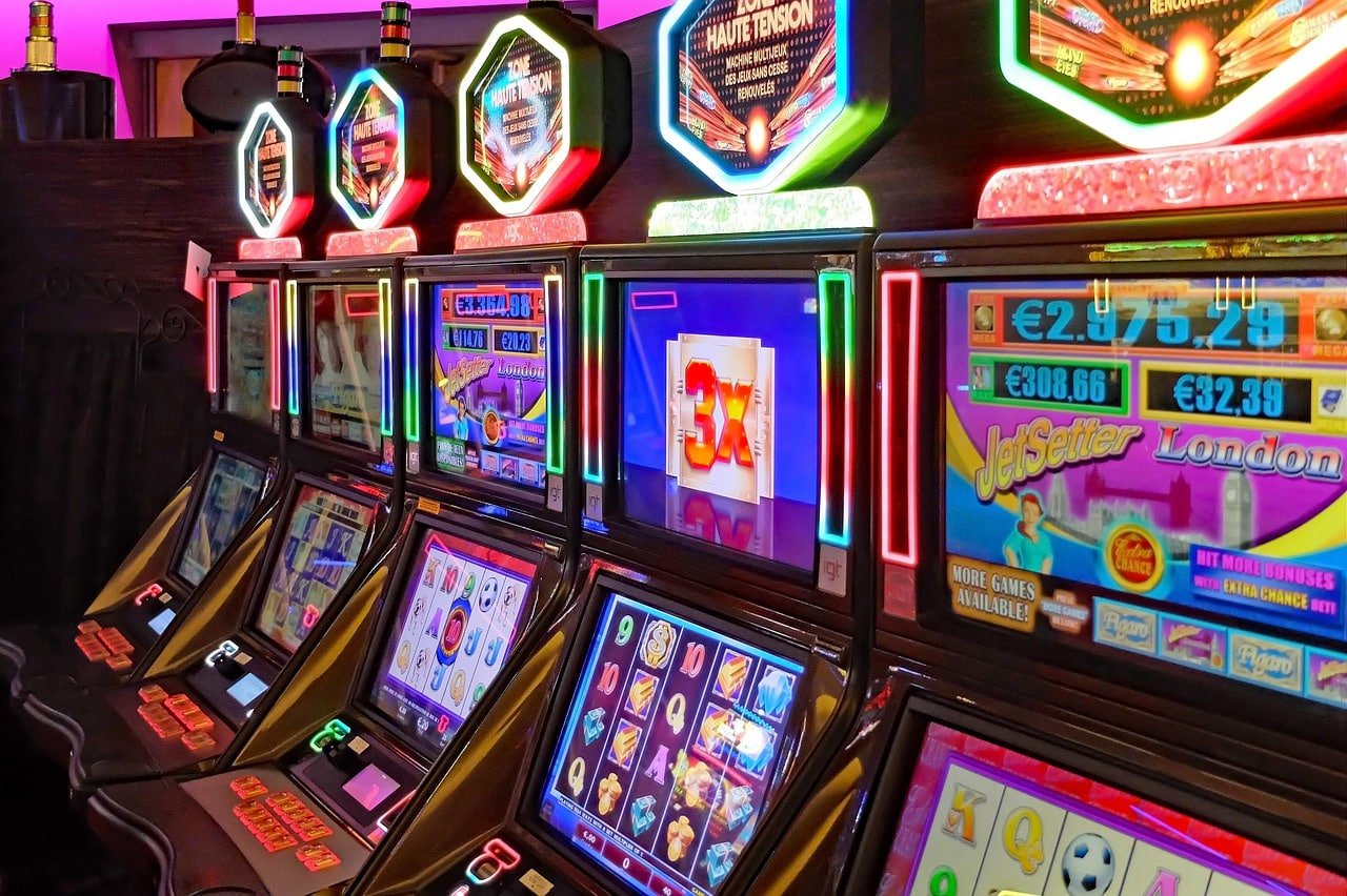 usaklub French Roulette live-dealer table with professional studio backdrop