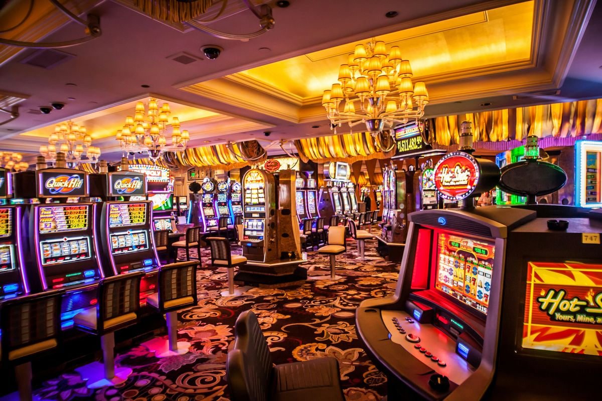 Betting chips and denomination selector on usaklub